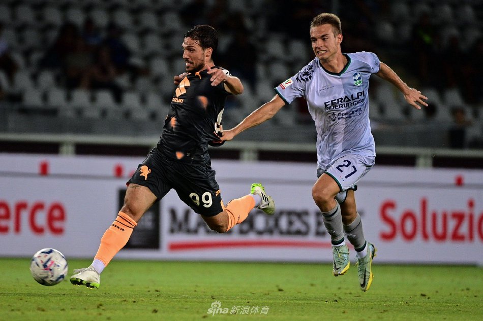 UFC格斗之夜：宋亚东技术判定胜赛胡多新华网.